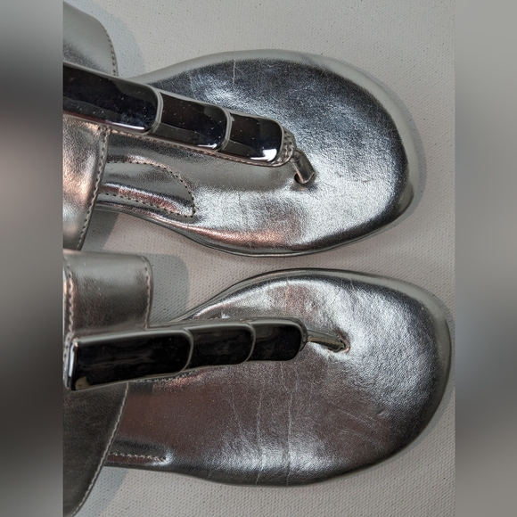 Comfort Plus by Predictions Women's Sandals Sz 7 Silver Low Heeled Buckle Strap - Picture 8 of 11